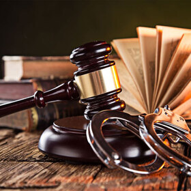 krujok-nakazatelno-pravo-cube_280x280_crop_478b24840a