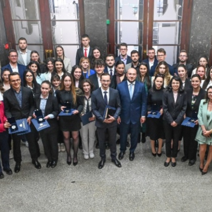 017-news-lex-bg_700x700_crop_478b24840a