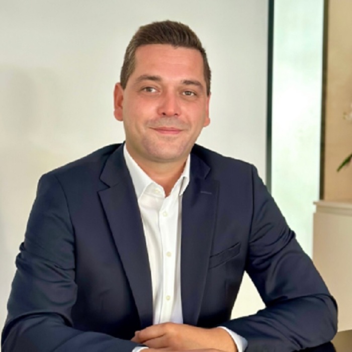 013-ues-bg_700x700_crop_478b24840a