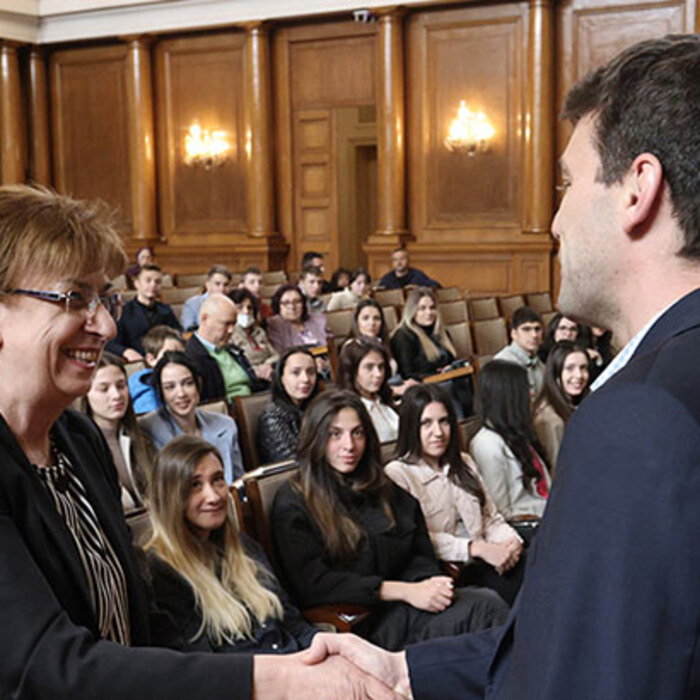 untitled-1_700x700_crop_478b24840a