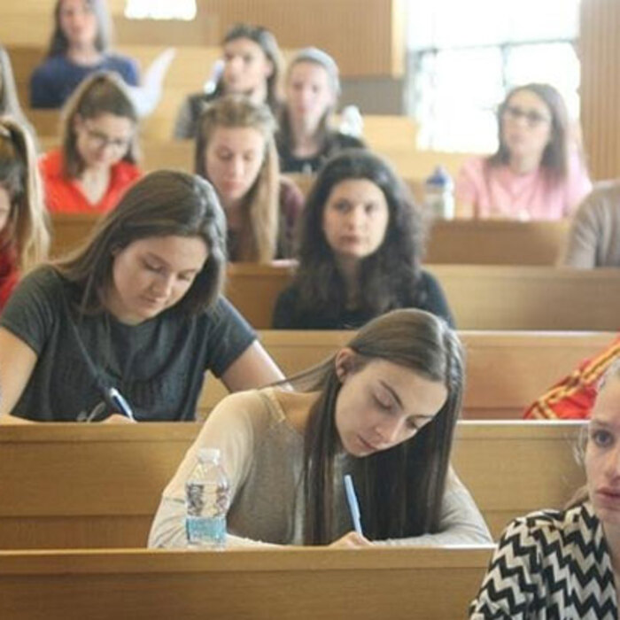 studenti-bnr_700x700_crop_478b24840a