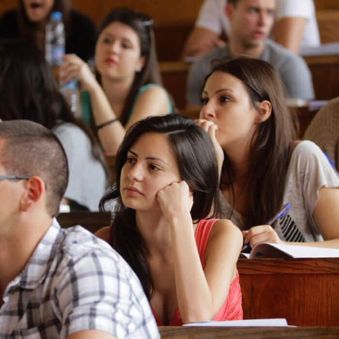 studenti-v-monitor_700x700_crop_478b24840a