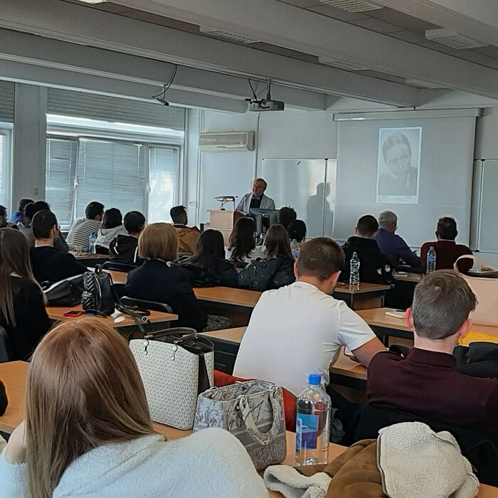 20221116-113054_700x700_crop_478b24840a