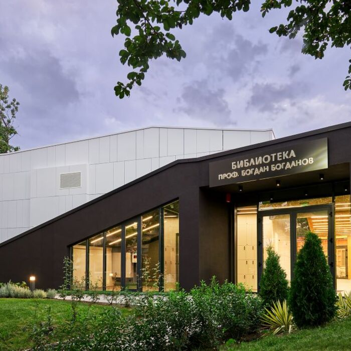 biblioteka_700x700_crop_478b24840a